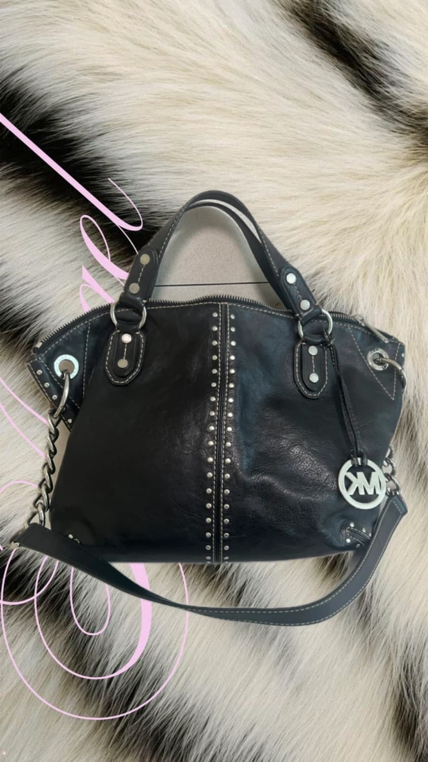 마이클 코어스 스터드 숄더 핸드백 상품이미지1