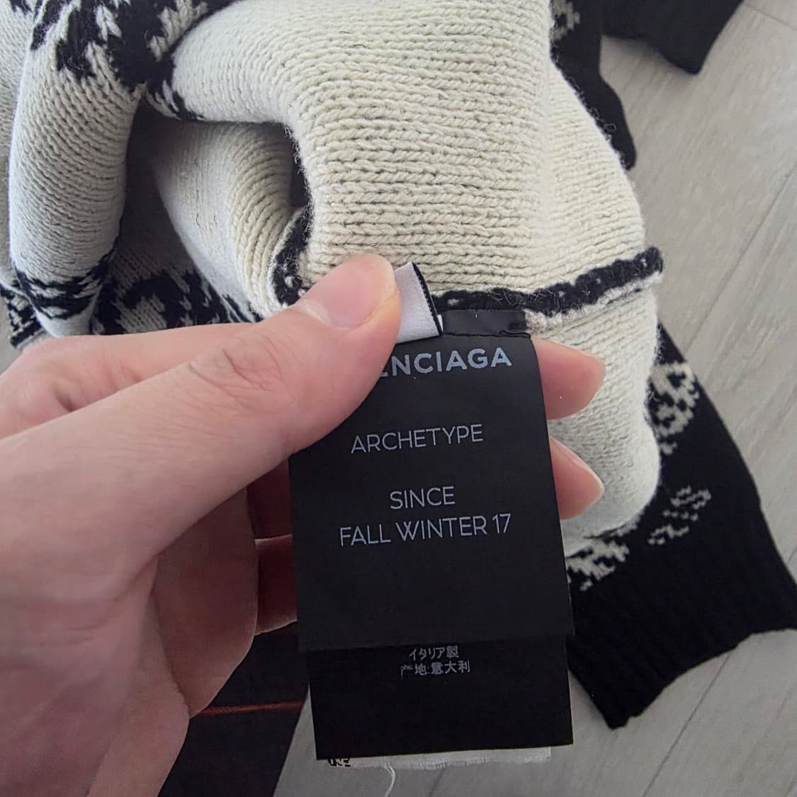 발렌시아가 사선 로고 니트 상품이미지4