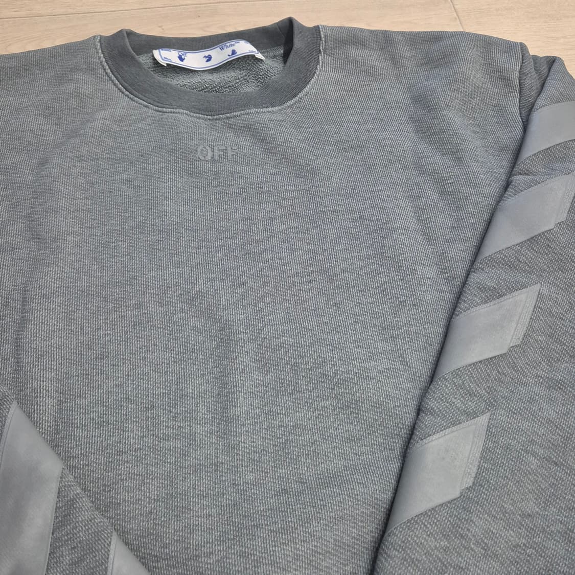 오프화이트 그레이 맨투맨 상품이미지2