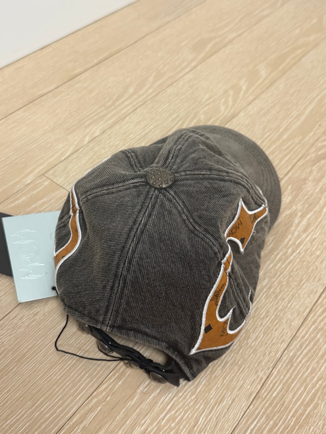 떠그클럽 x MCM 트라이벌 레더 캡 블랙 판매 상품이미지2