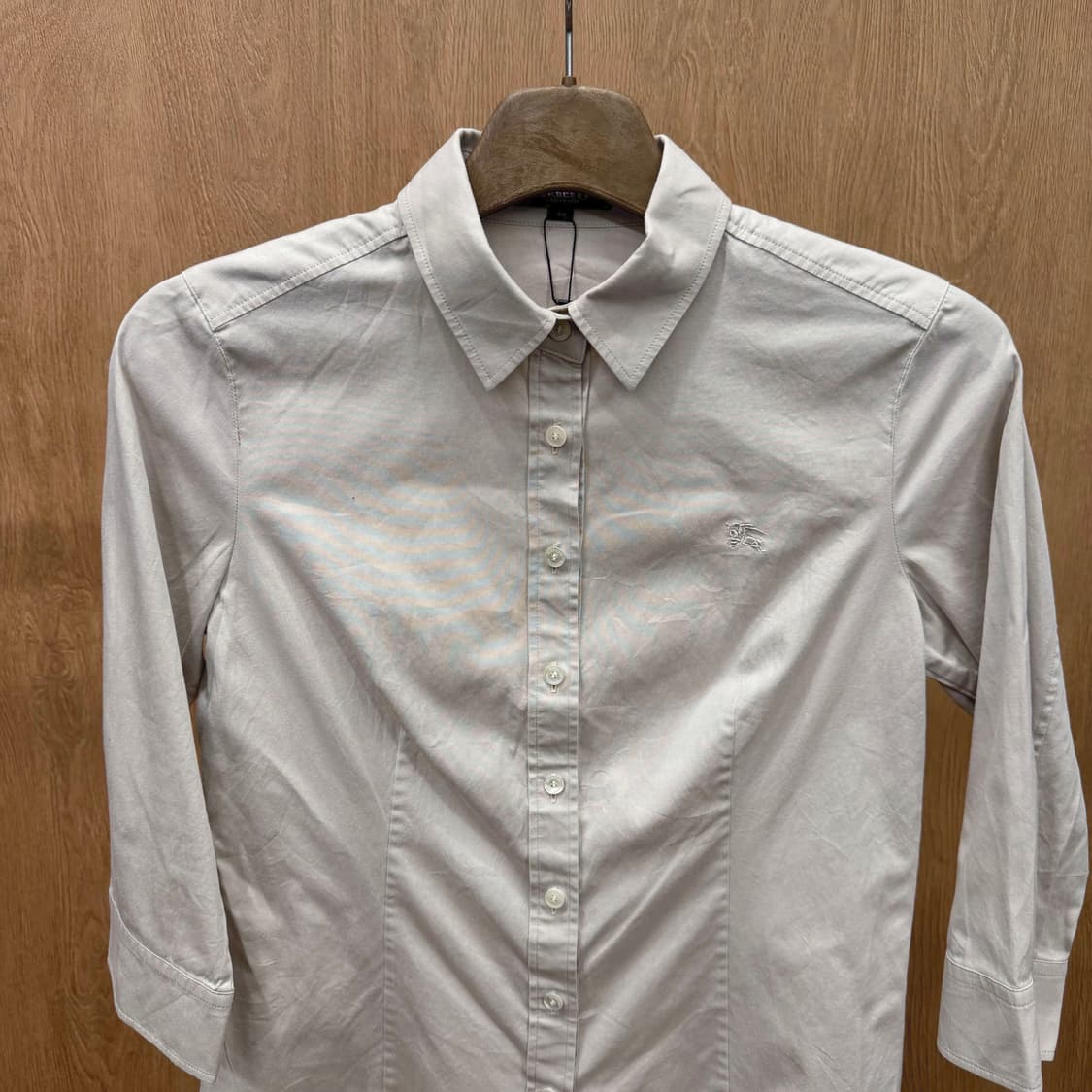 버버리 런던 코튼 7부 셔츠 로고 자수 디테일 레귤러핏 베이지 상품이미지4