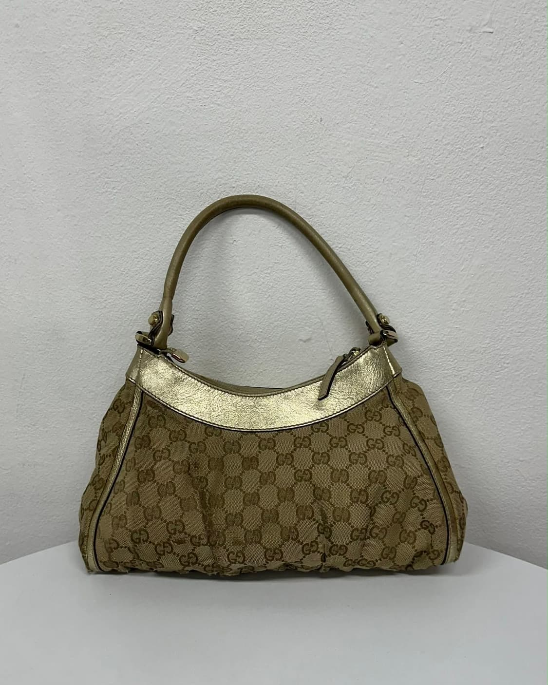 구찌 GG 캔버스 골드 숄더 호보백 상품이미지4