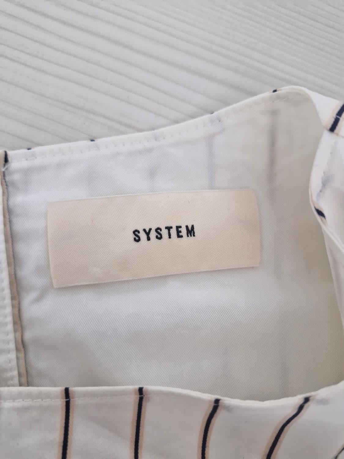 [신민아착용]SYSTEM 시스템 러플 포인트 스트라이프 블라우스 상품이미지7