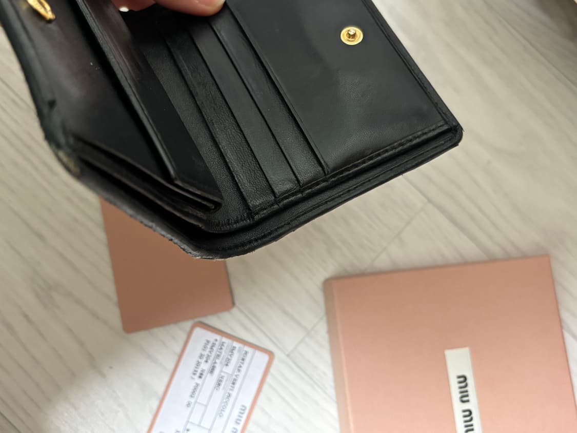 미우미우 마틀라세 포켓 반지갑 블랙 정품 상품이미지6