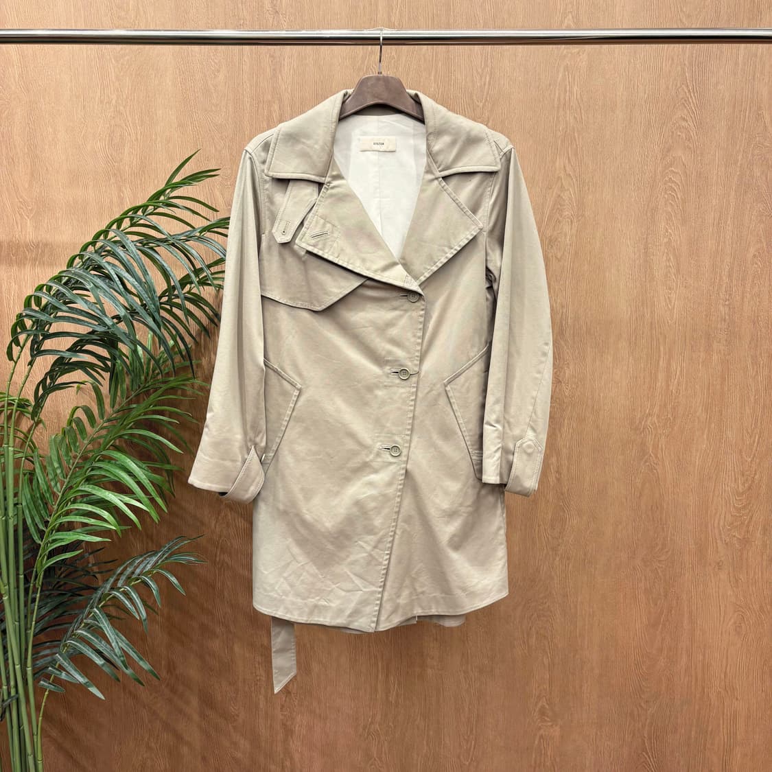 시스템 트렌치 미디 코트 언밸런스 프론트 허리 스트랩 슬릿 디테일 베이지 상품이미지1