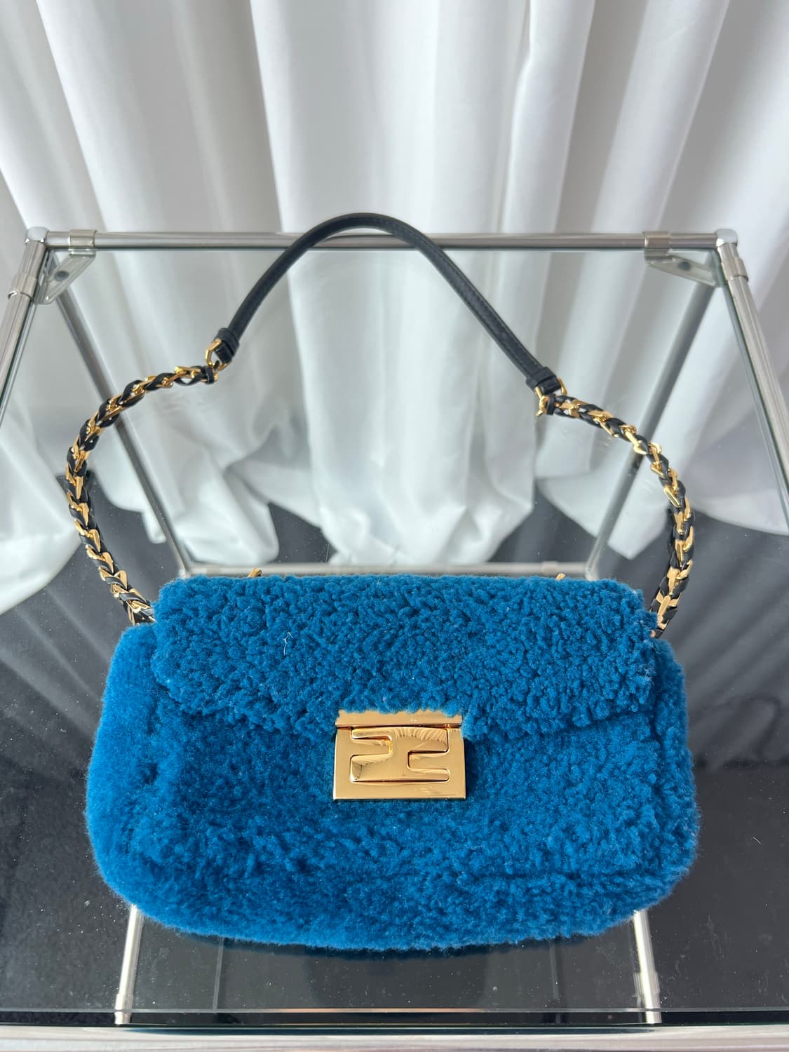 펜디 미니 바게트 블루 시어링 크로스백 상품이미지4