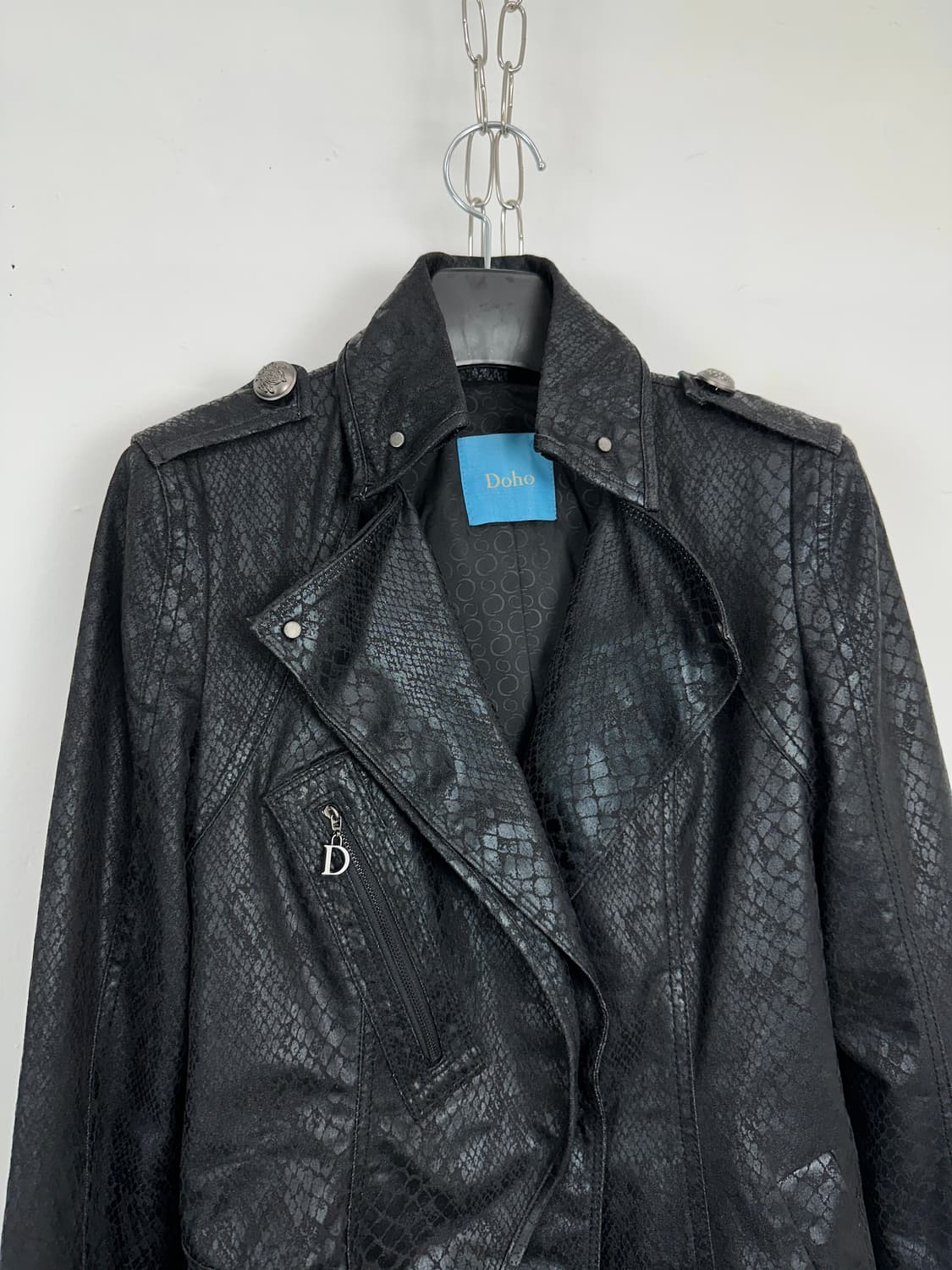 DOHO Snakeskin-Effect Glossy Belted Coat 상품이미지4