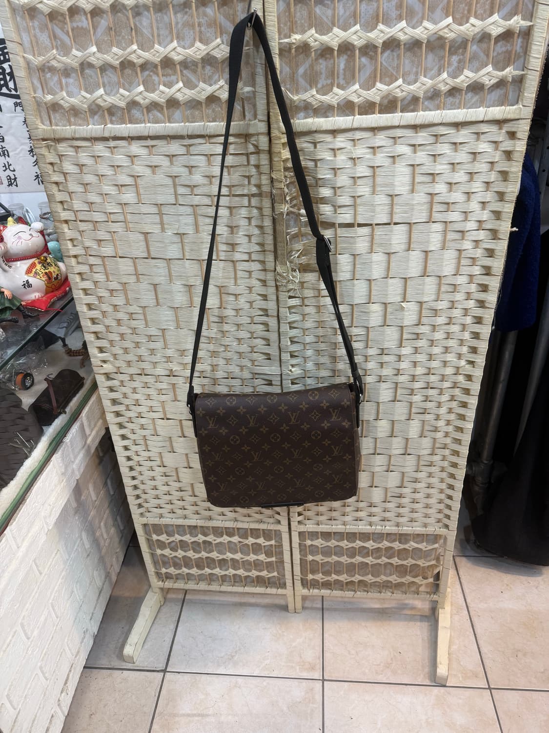 정품 루이비통 디스트릭트 메신저백 팝니다 상품이미지1