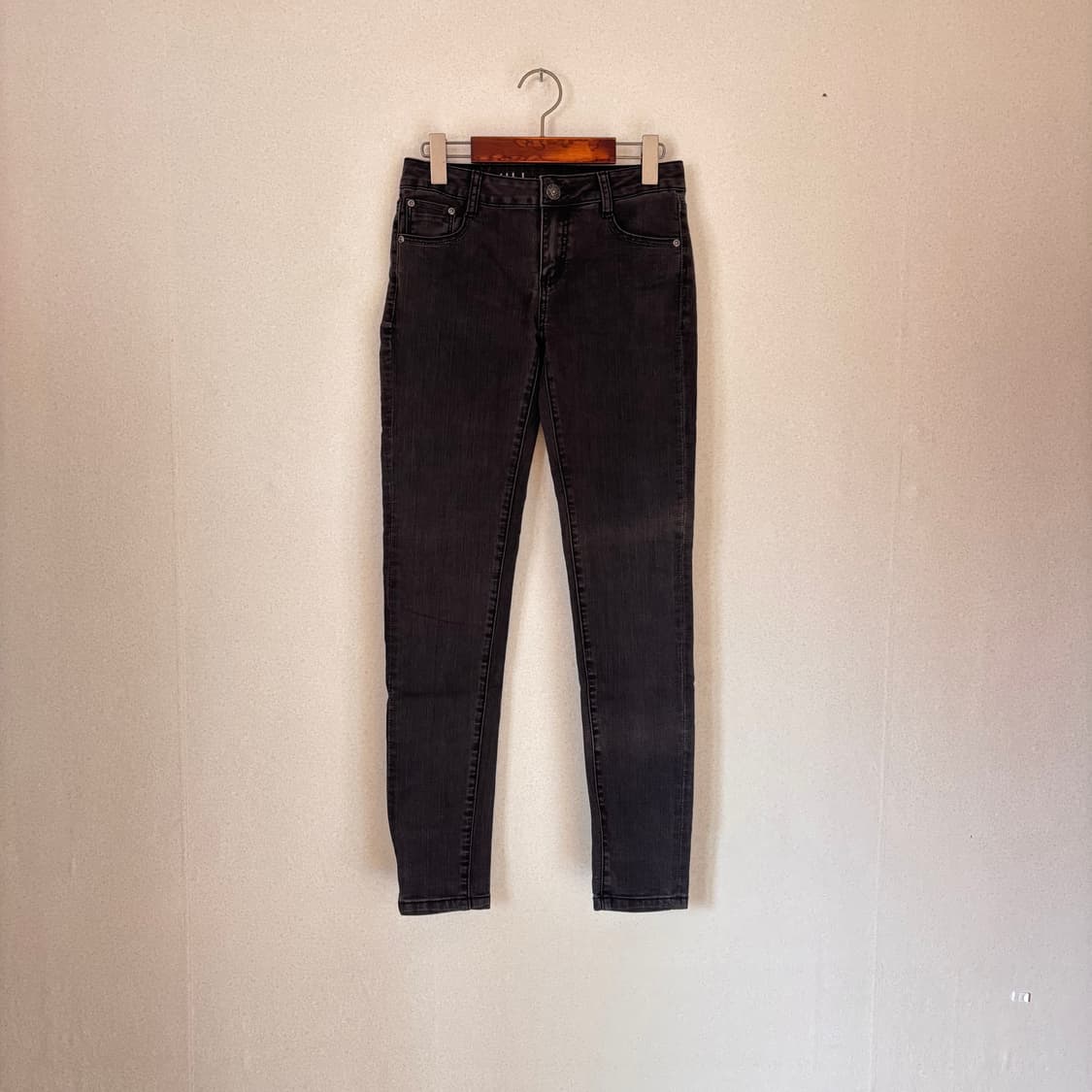 질스튜어트 26 차콜 스키니진 스판 데님 지퍼 페이딩 변색 상품이미지1