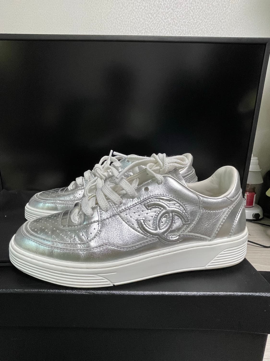 [38.5] 샤넬 CC 로고 포스 라미네이트 실버 스니커즈 상품이미지2
