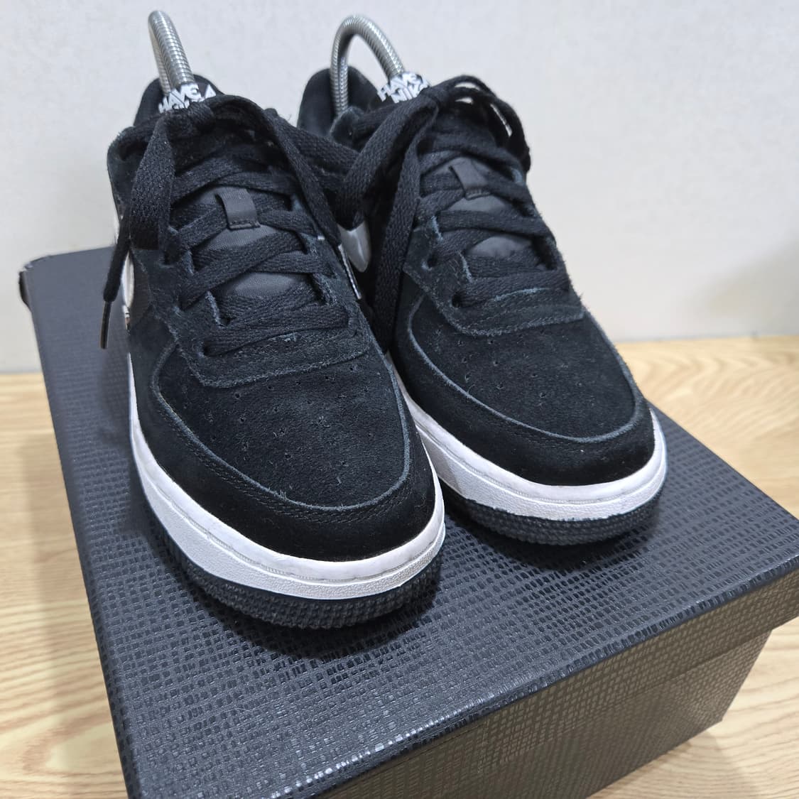 235 나이키 에어포스1 로우 검흰 스웨이드 상품이미지5