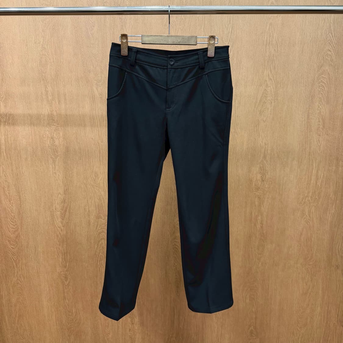 꾸레쥬 팬츠 프론트 절개 백 포켓 로고 자수 디테일 슬림핏 블랙 상품이미지2