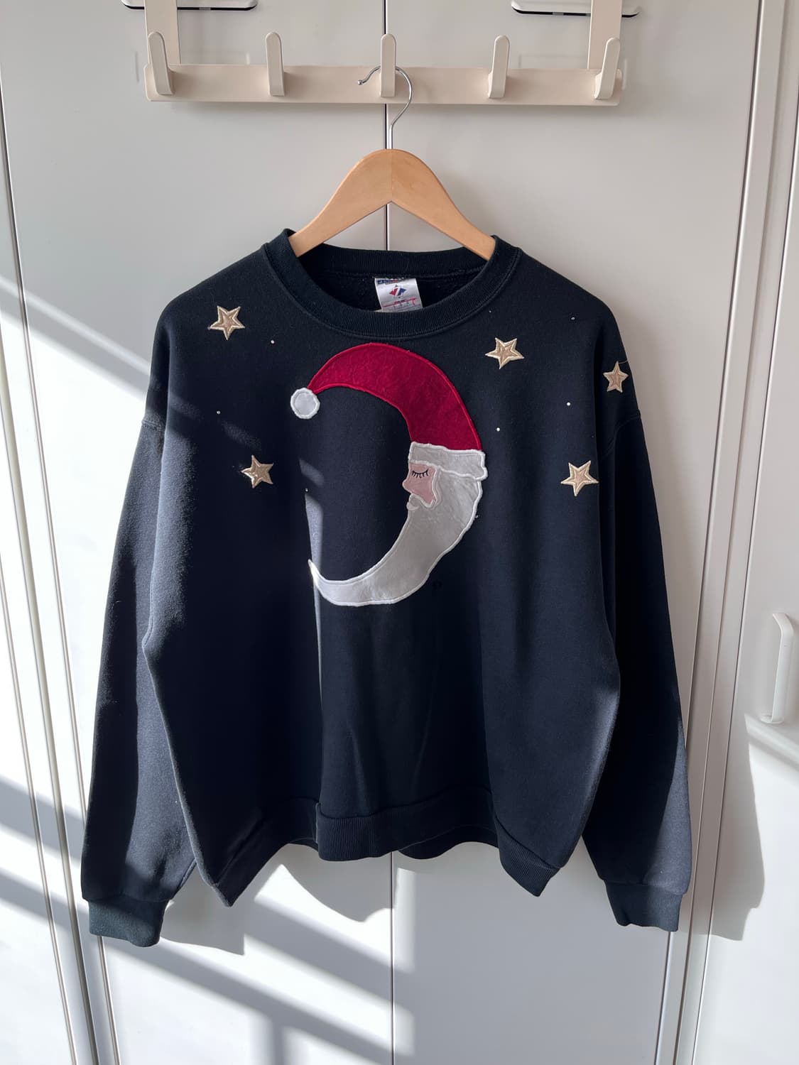 Jerzees 크리스마스 산타 자수 패치 오버핏 맨투맨 상품이미지8