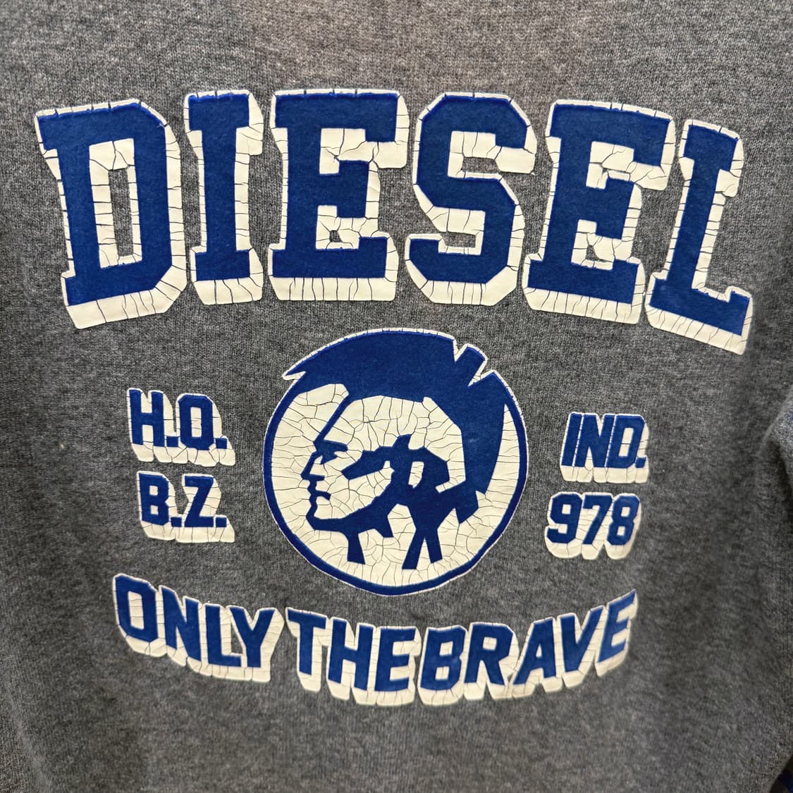 디젤 니트 가디건 백 프린팅 슬리브 블루 스트라이프 배색 디테일 그레이 상품이미지7