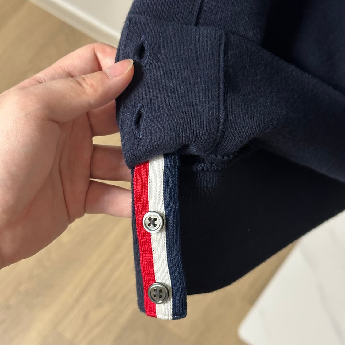 [4] 톰브라운 사선완장 맨투맨 네이비 상품이미지5