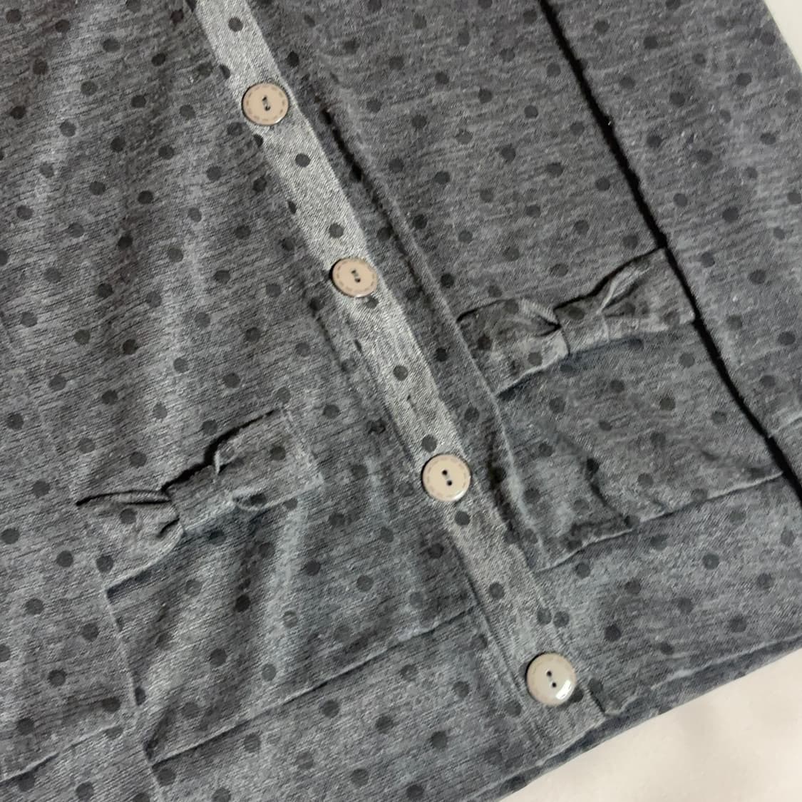 리본포켓 차콜색 도트 가디건 상품이미지3
