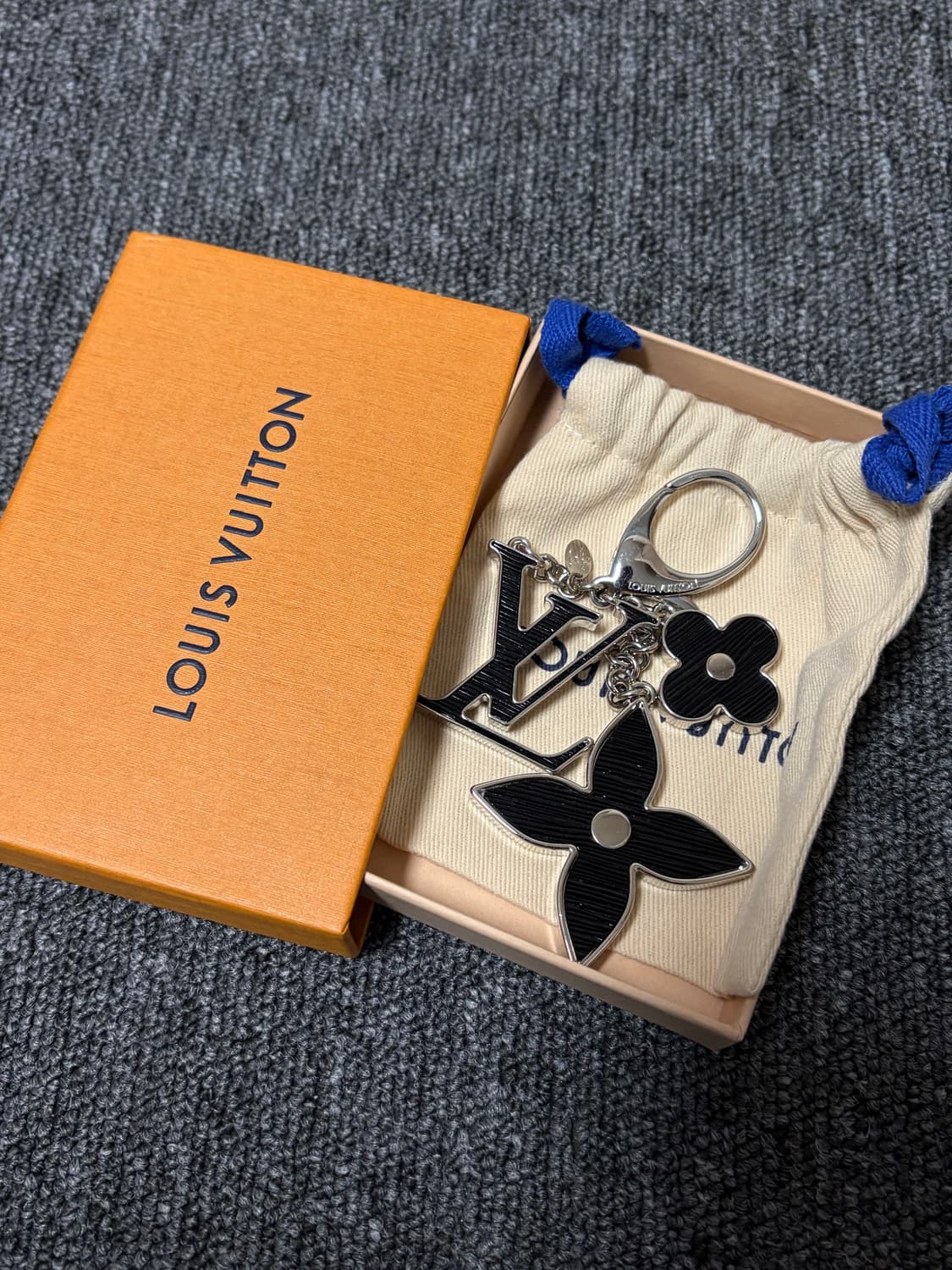 정품) 루이비통 에삐 백참 키링 블랙 상품이미지1