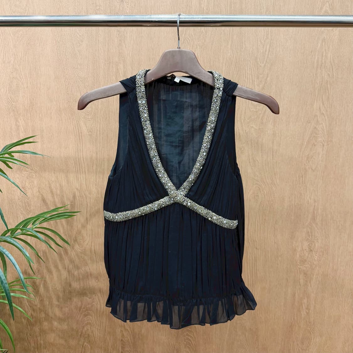 마쥬 슬리브리스 블라우스 브이넥 골드 비즈 트리밍 레이스 디테일 블랙 상품이미지1