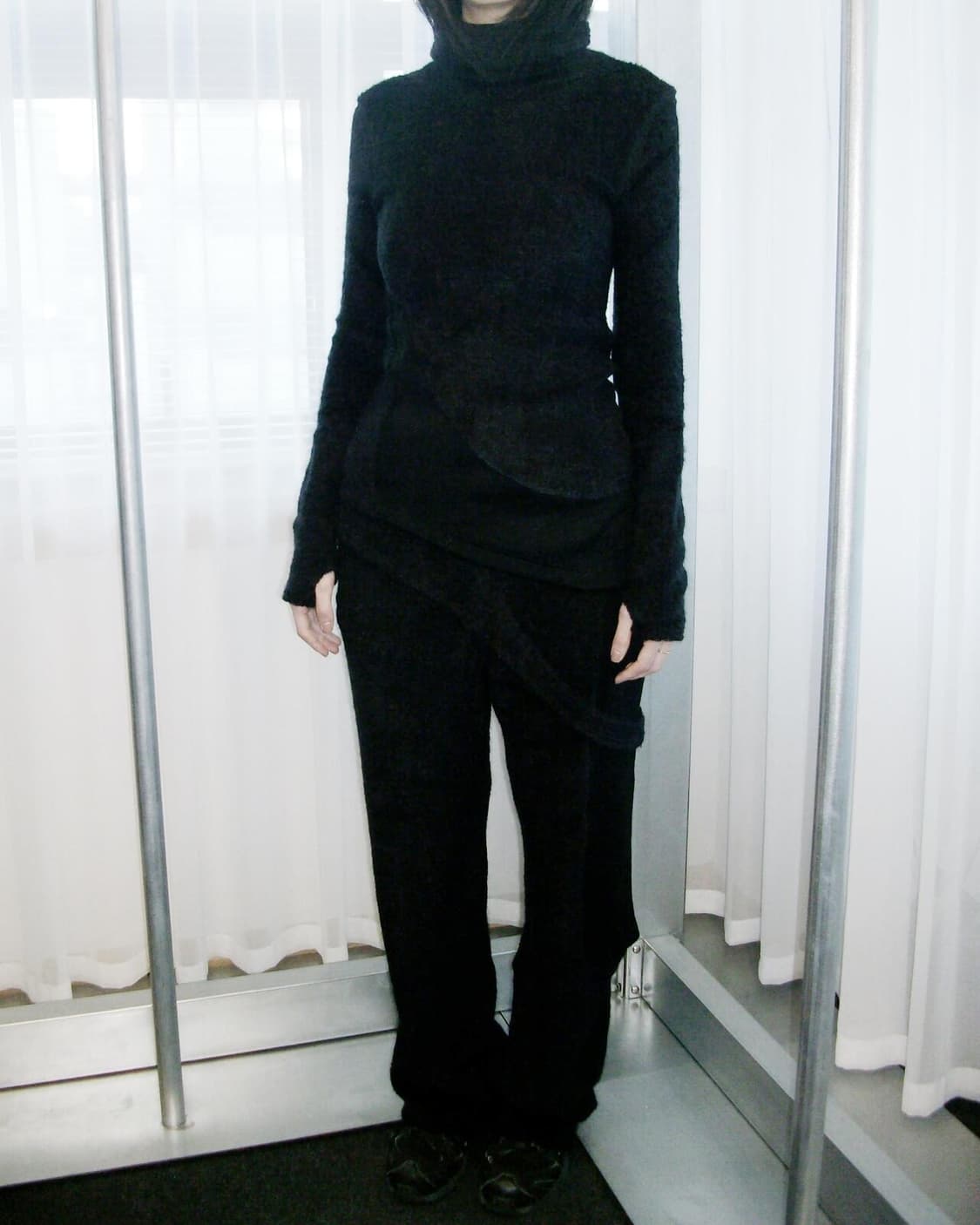 지초이 AW24 CURVED TURTLENECK SWEATER (BLAC 상품이미지3