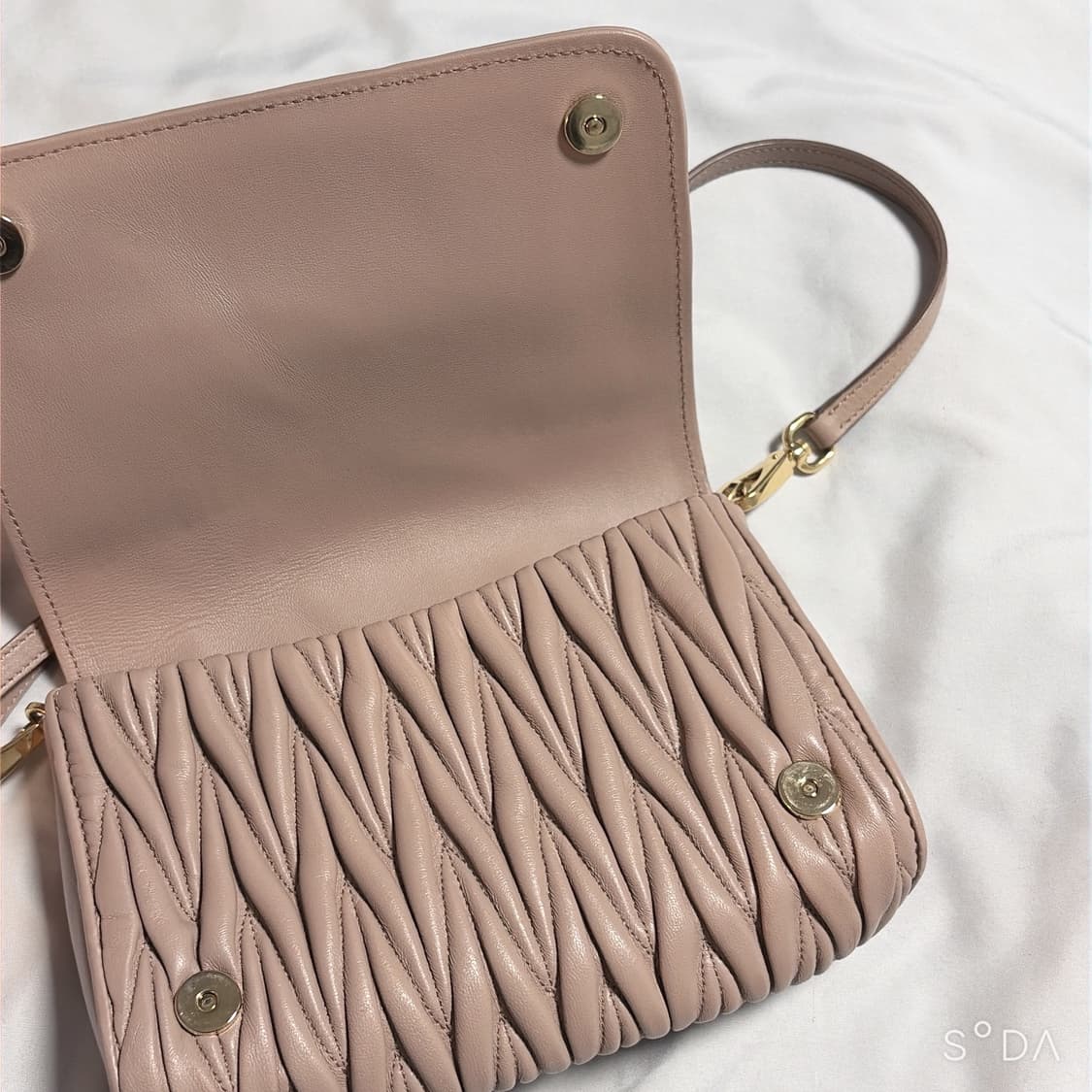 미우미우 마테라쎄 크로스백 핑크 (정) 상품이미지7