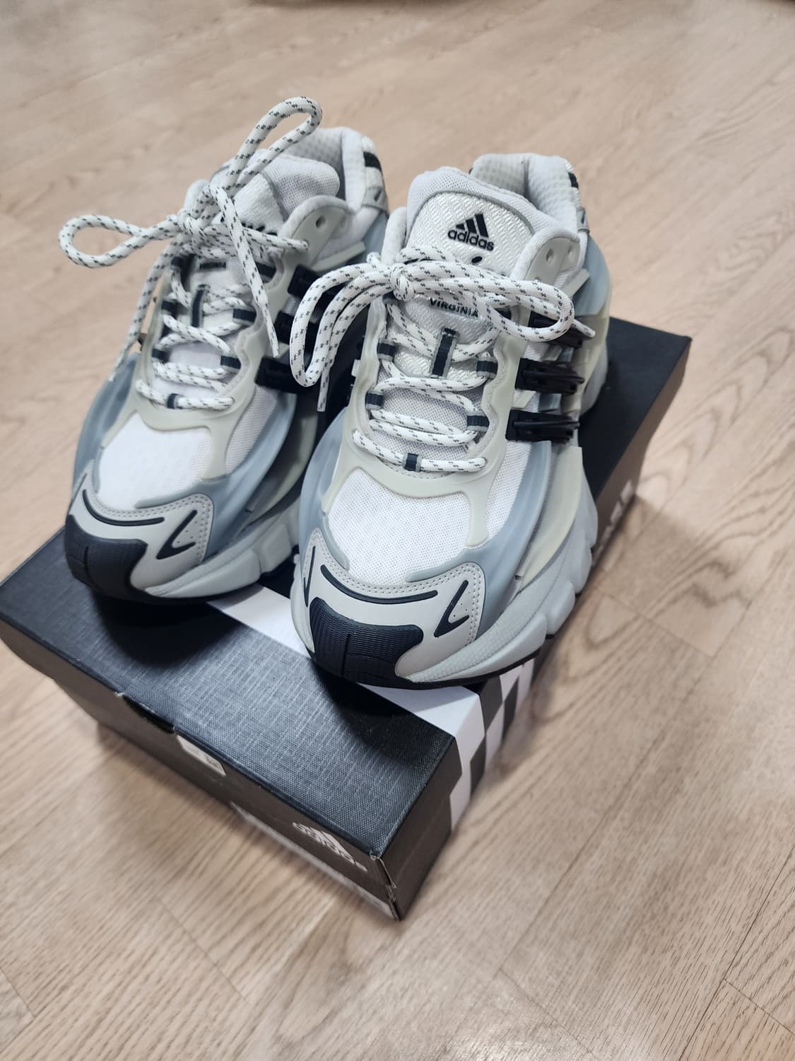 아디다스 x 퍼렐 윌리엄스 아디스타 젤리피쉬 솔리드 그레이  상품이미지1