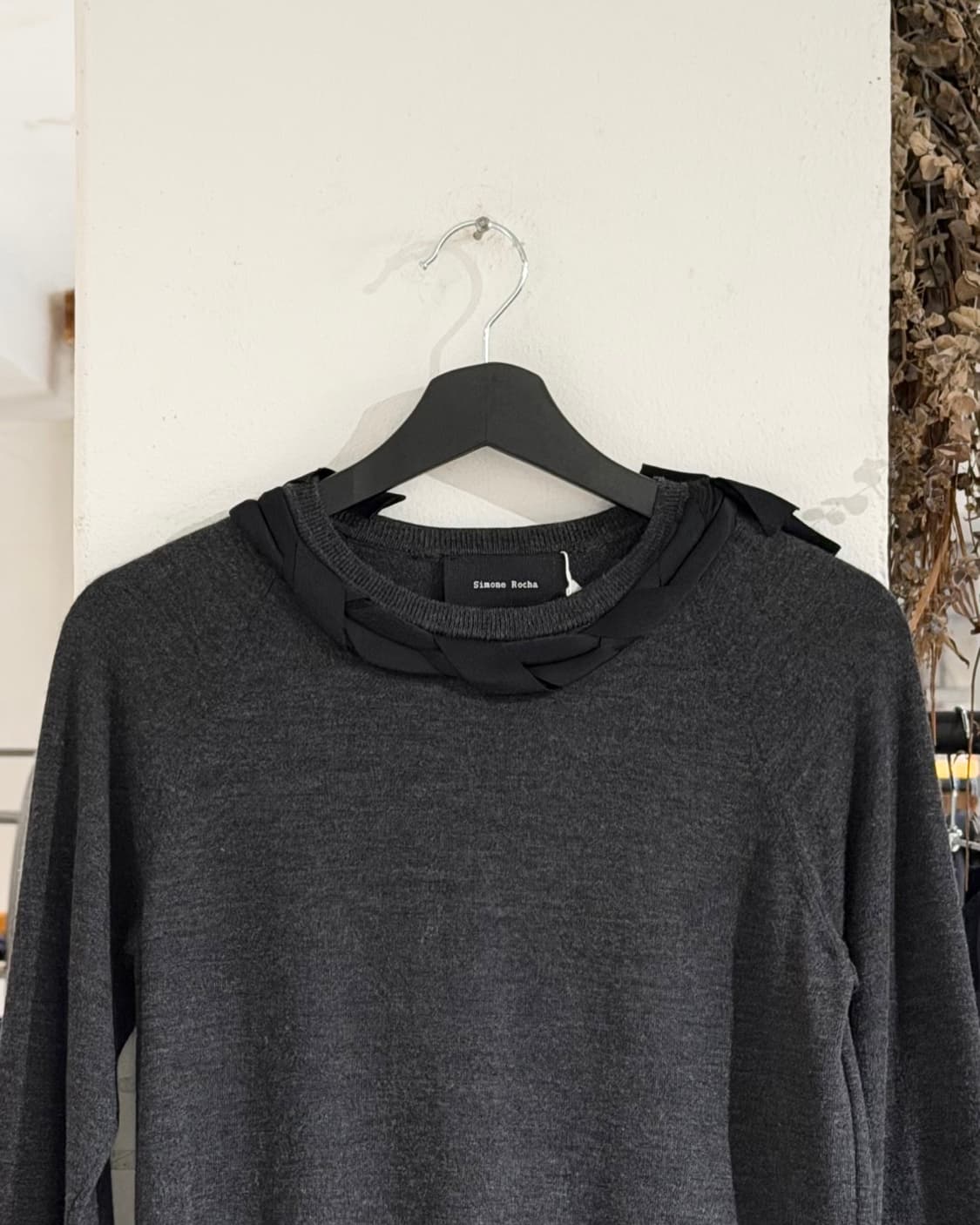 시몬 로샤 차콜 라운드 넥 리본 디테일 니트 상품이미지4