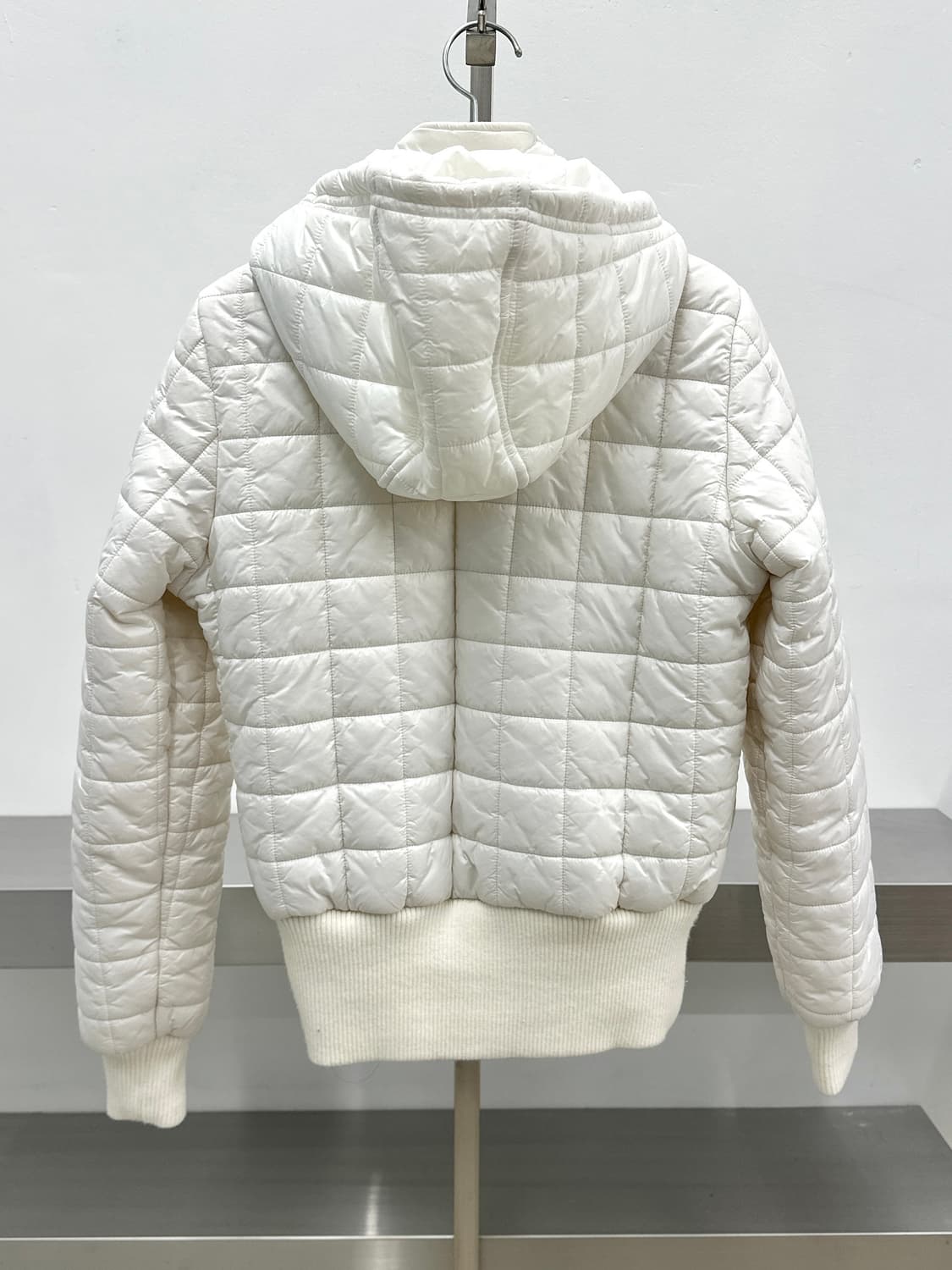 아디다스 화이트 스퀘어퀼팅 후드 점퍼 상품이미지5