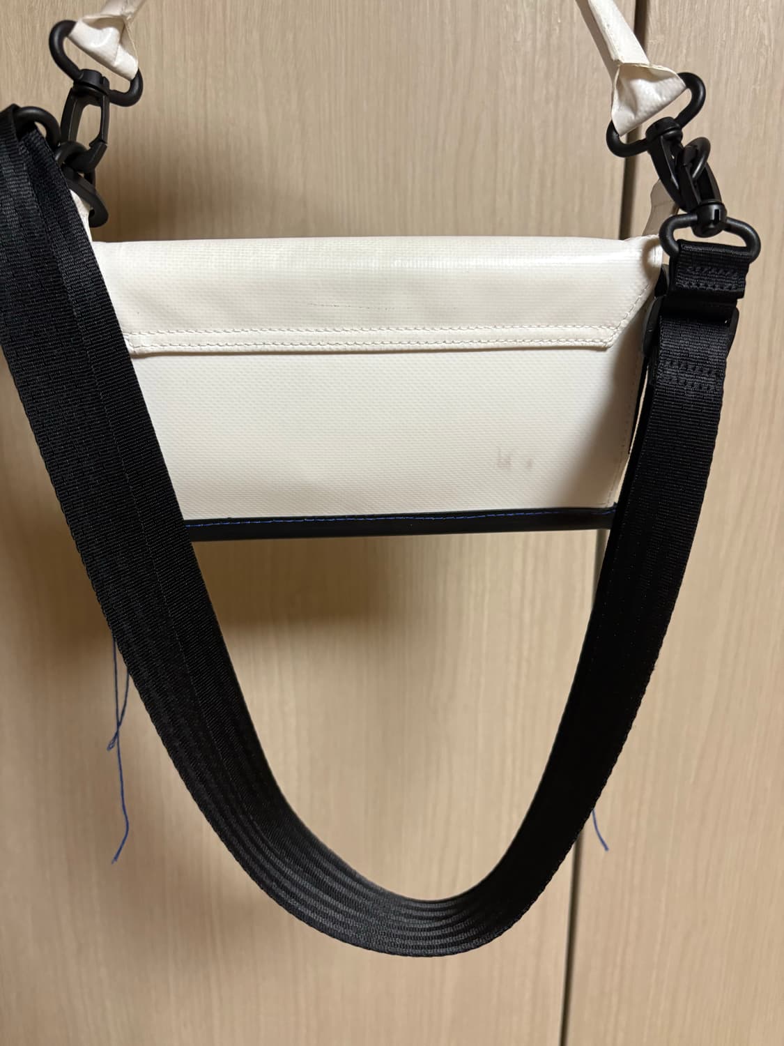 아더에러 크로스가방 판매합니다 상품이미지5