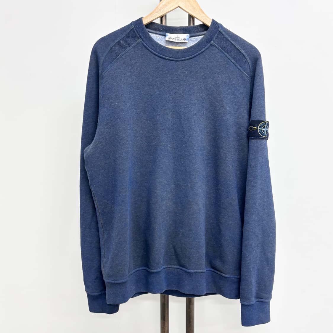 [M]스톤아일랜드 와펜패치 더스트 맨투맨 상품이미지1