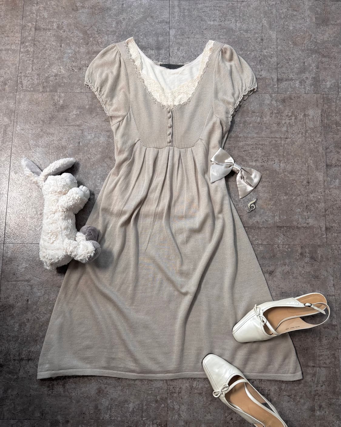 버튼 넥 퍼프 슬리브 니트 원피스 (+레이스 이너) 상품이미지1