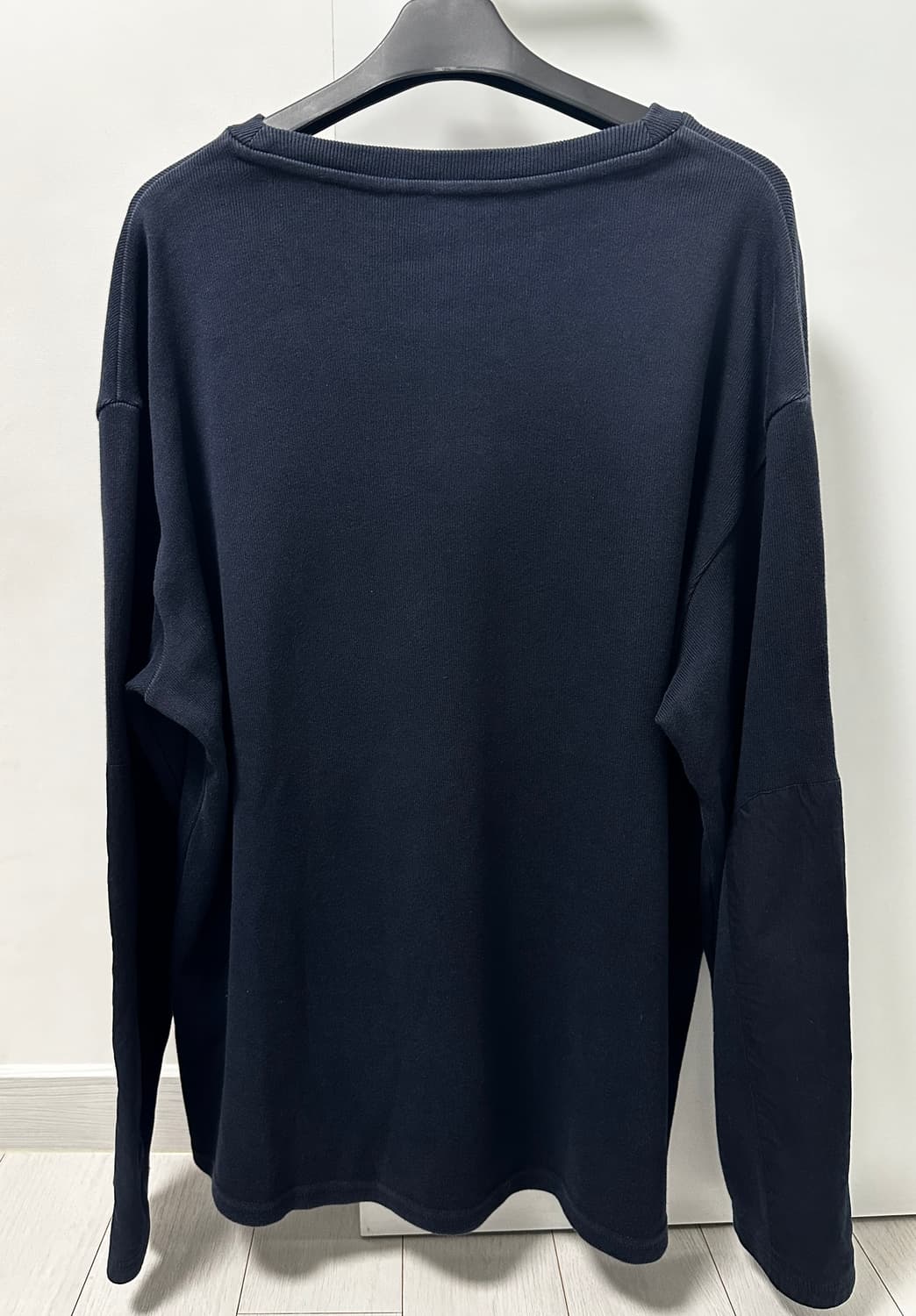 코스 네이비 라운드넥 보트넥 긴팔 티 상품이미지2