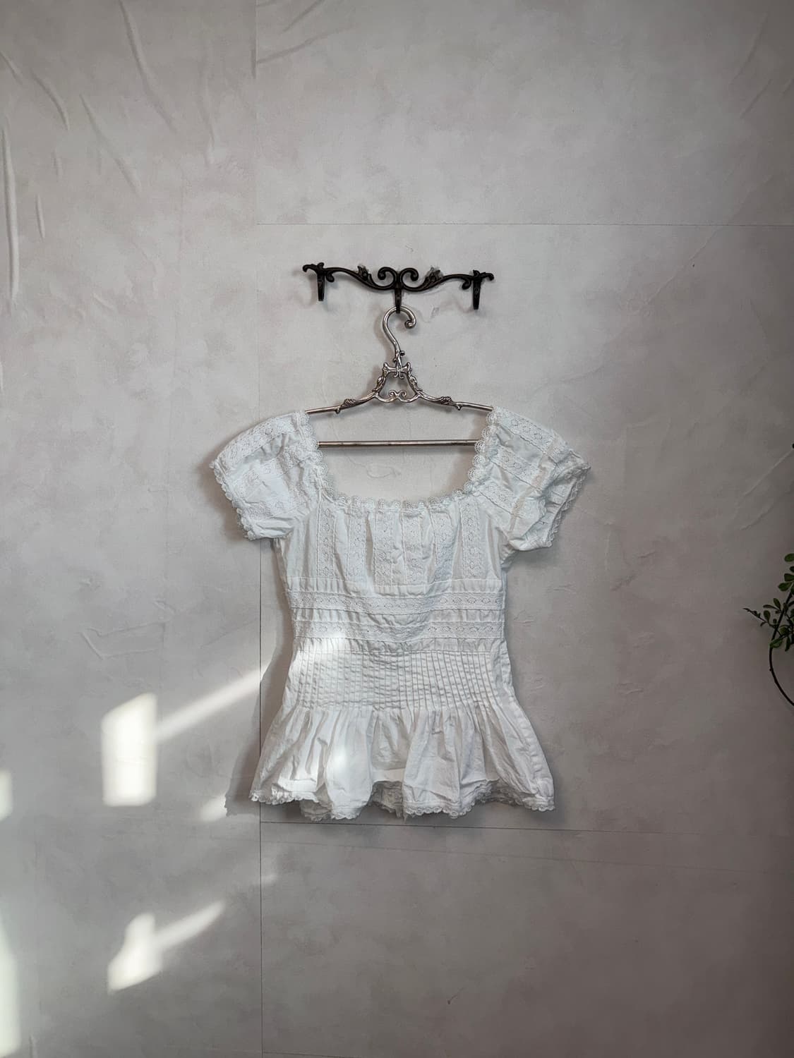 White pleats lace button off shoulder bl 상품이미지3