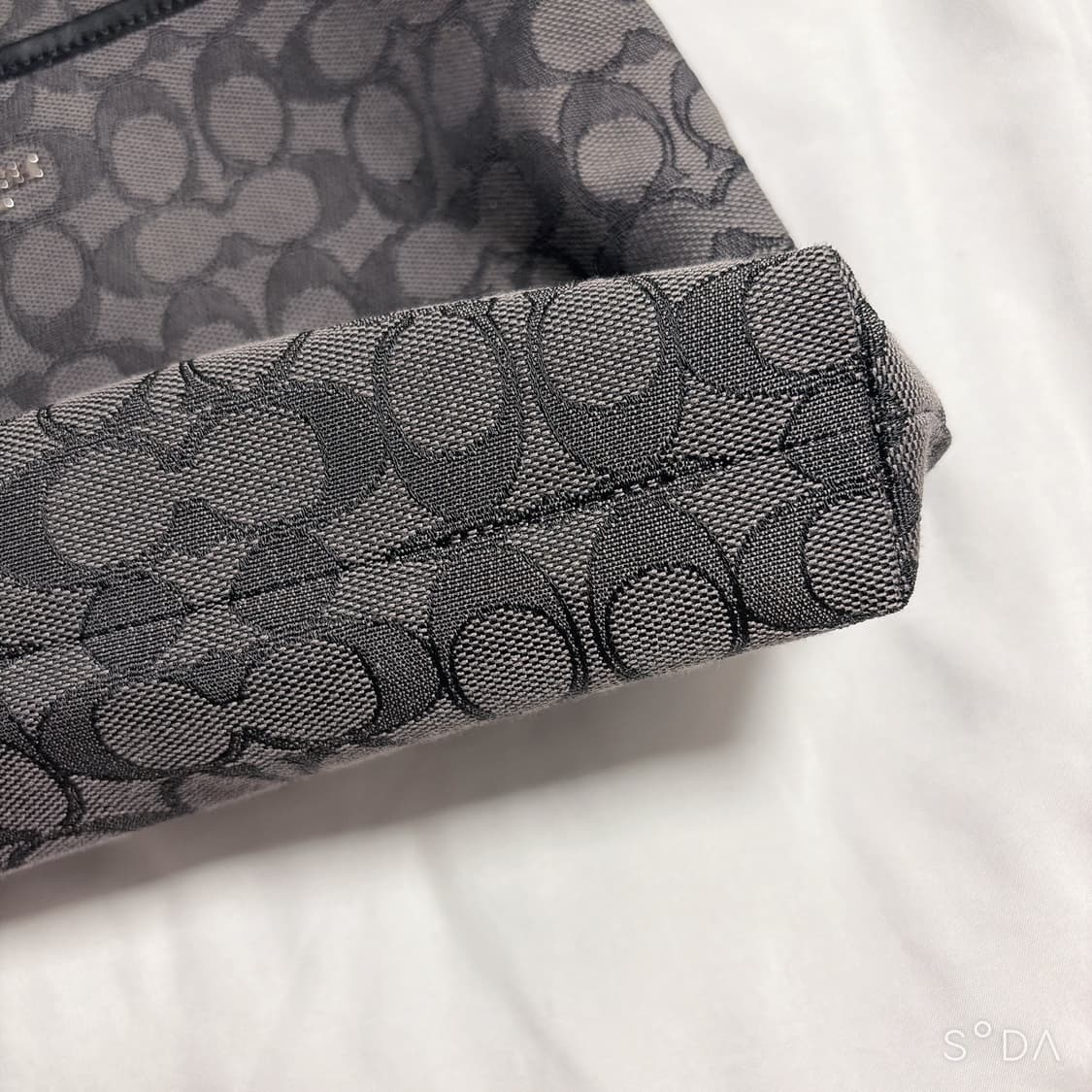 코치 시그니처 블랙 크로스백 상품이미지3