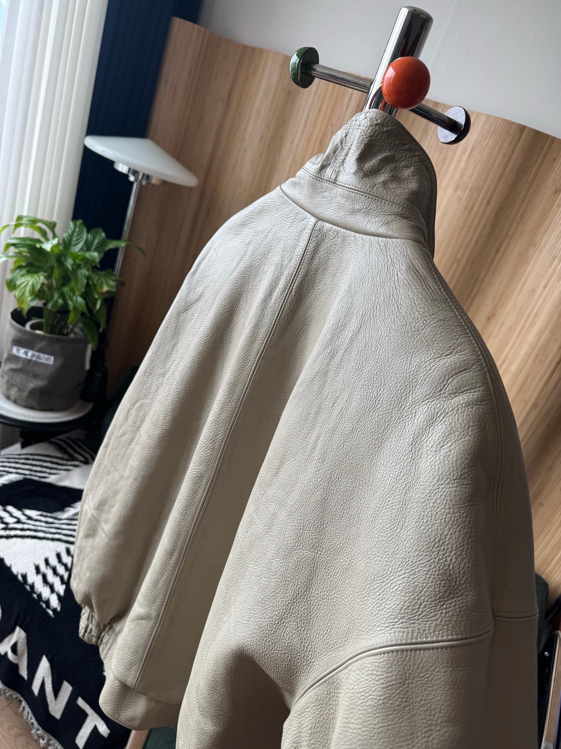 [L] 렉토(RECTO) 카우하이드 가죽 자켓 (크림/베이지) 구성품 X 상품이미지9