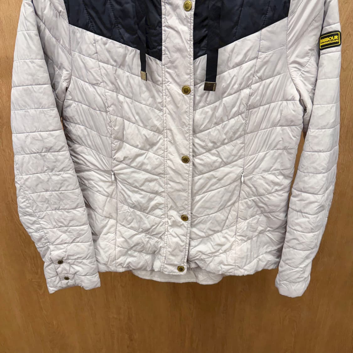 바버 후드 경량 패딩 배색 골드 로고 더블 포켓 디테일 라이트 그레이 상품이미지5