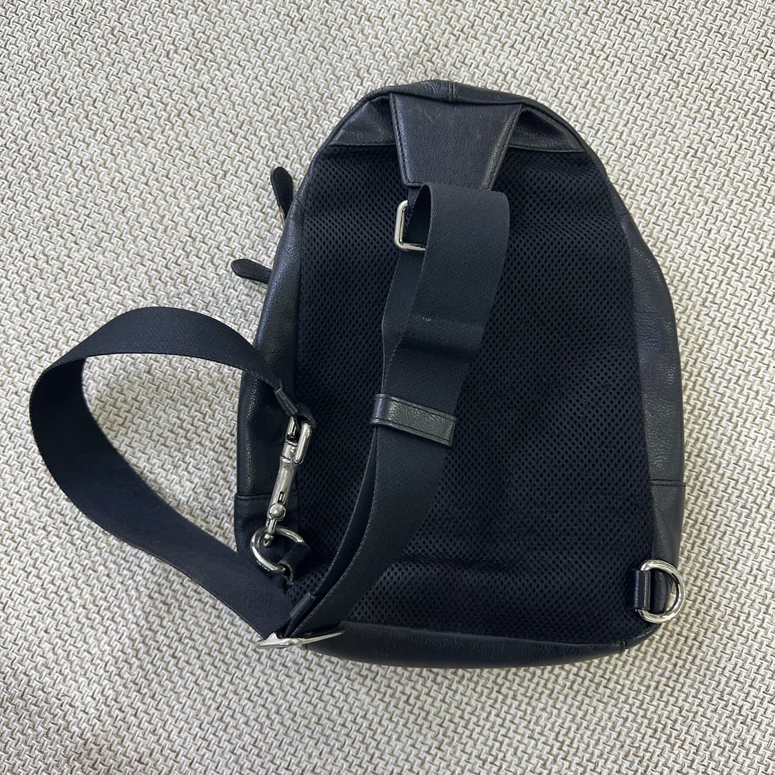 실측확인 코치 블랙 가죽 슬링백 0409D 상품이미지2