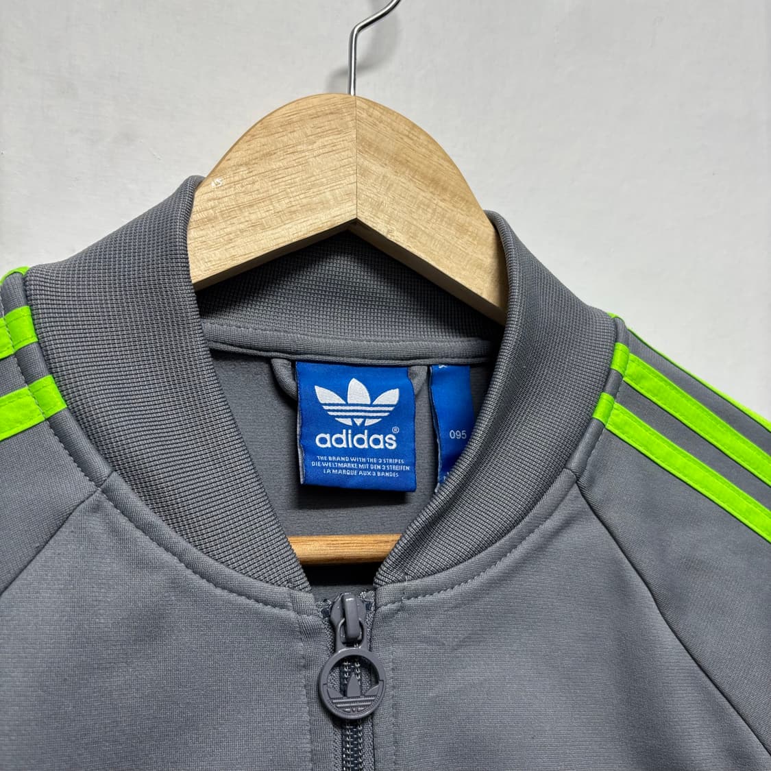 아디다스 그레이/네온 슈퍼스타 트랙탑 상품이미지3