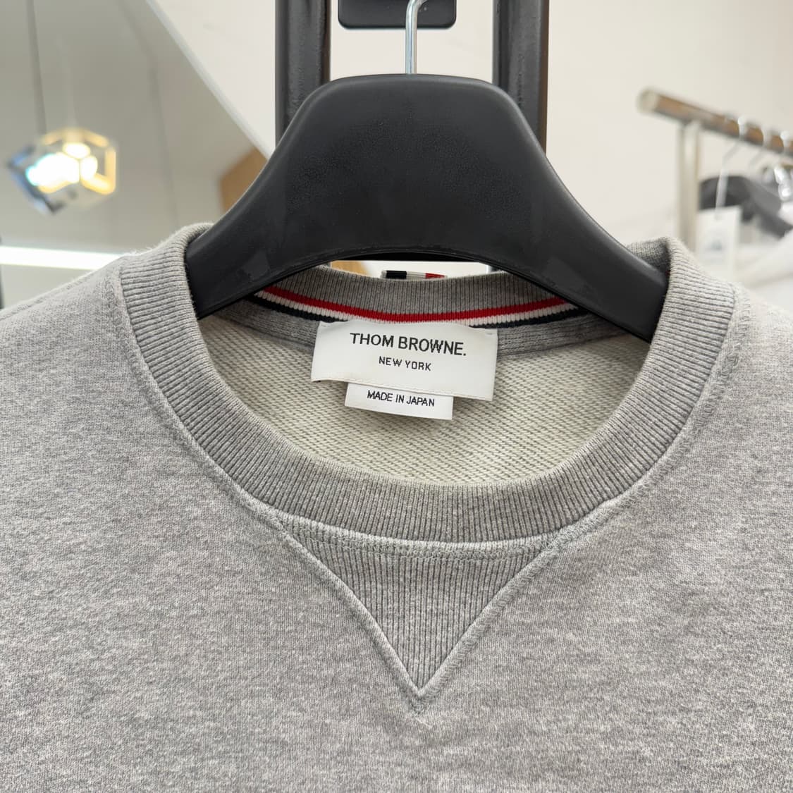 [3] 톰브라운 사선완장 맨투맨 그레이 상품이미지3