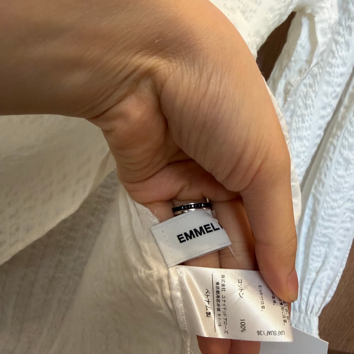 빈티지 브이넥 롱슬리브 블라우스 버튼업 밴딩 프릴 슬리브 디테일 아이보리 상품이미지5