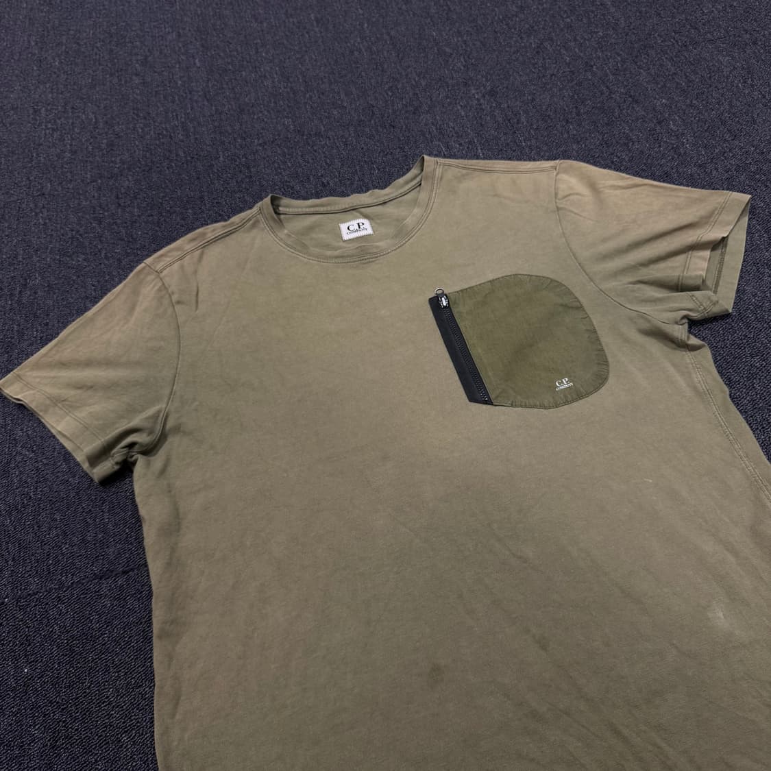 CP컴퍼니 포켓 카키 반팔티 상품이미지10