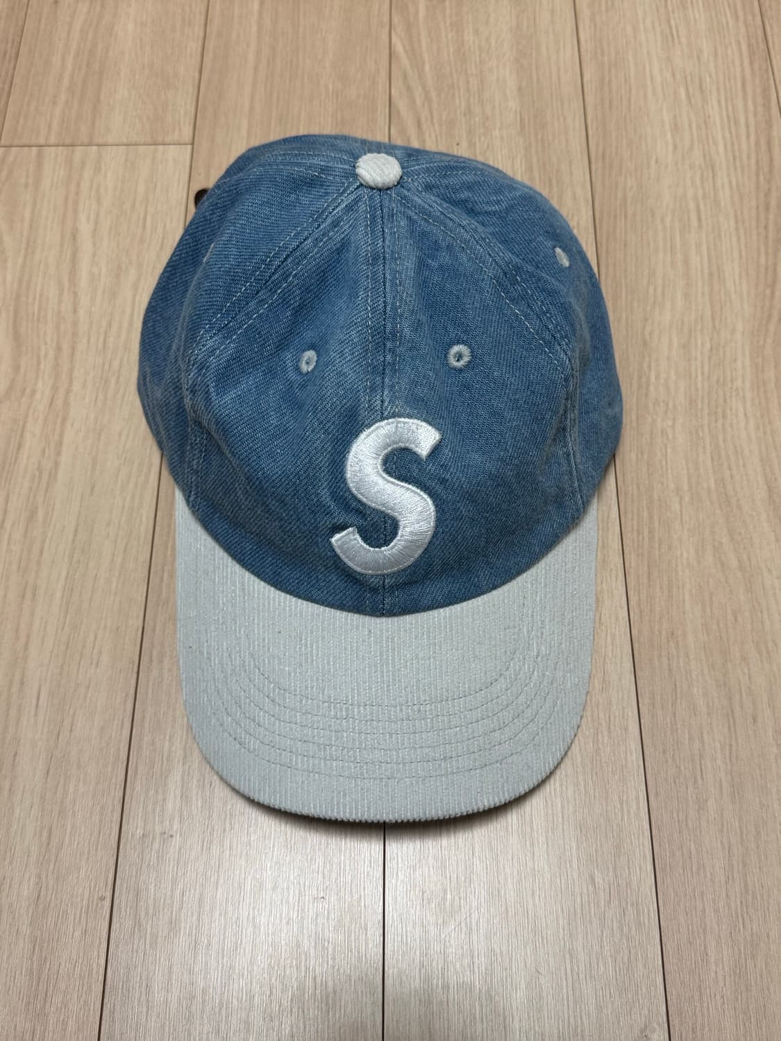 슈프림 투톤 로고 패널 워시드 데님 캡 모자 상품이미지1