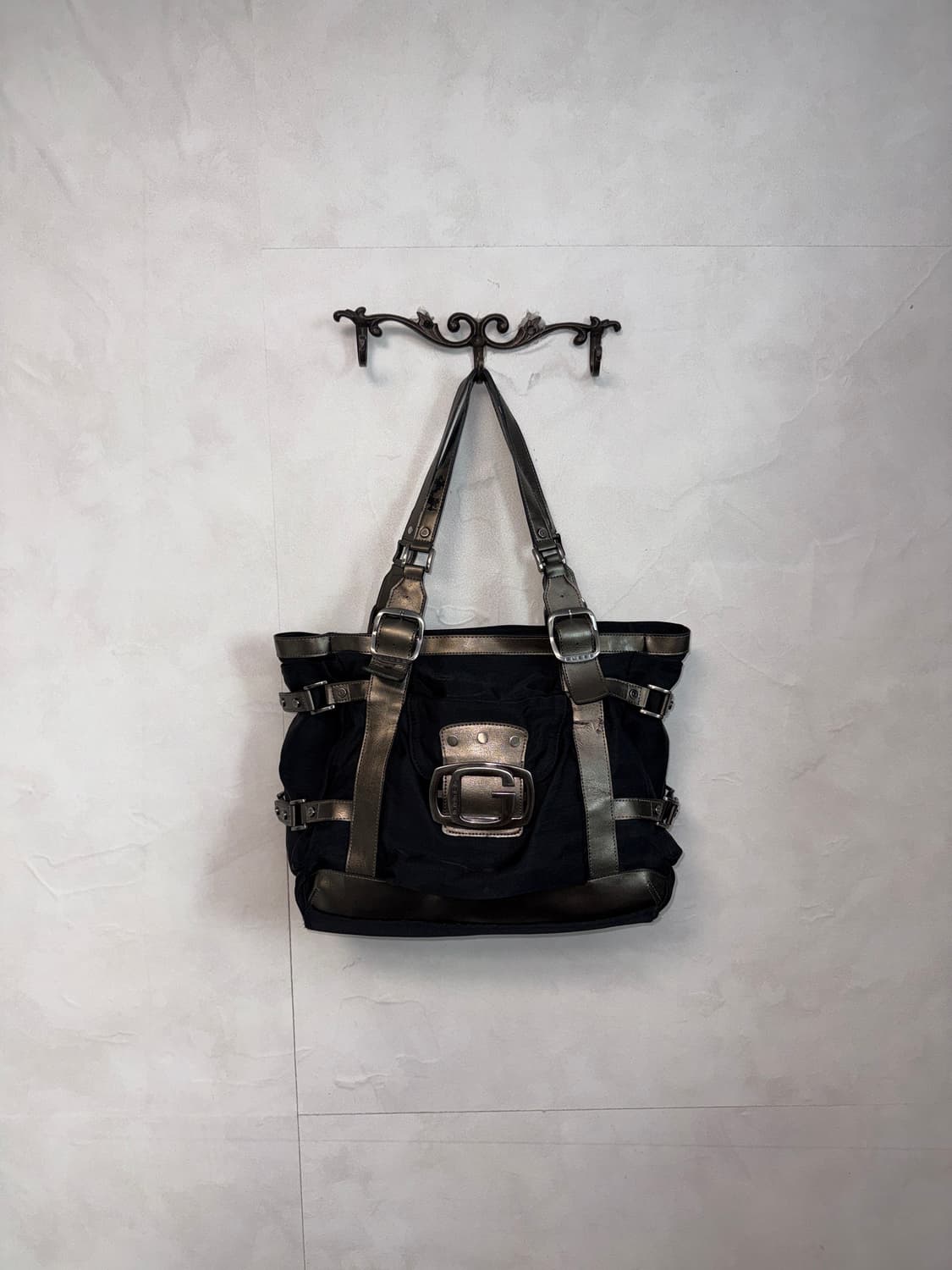 Guess black silver buckled tote bag 상품이미지1