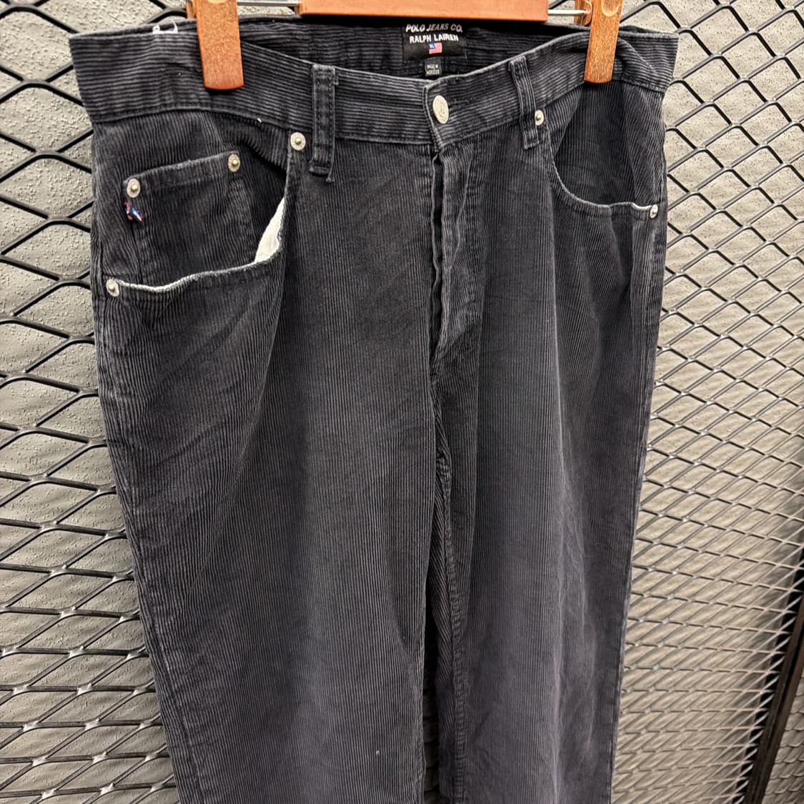 폴로진스 페이드 코듀로이 팬츠 가죽패치 부츠컷 디테일 블랙 상품이미지4