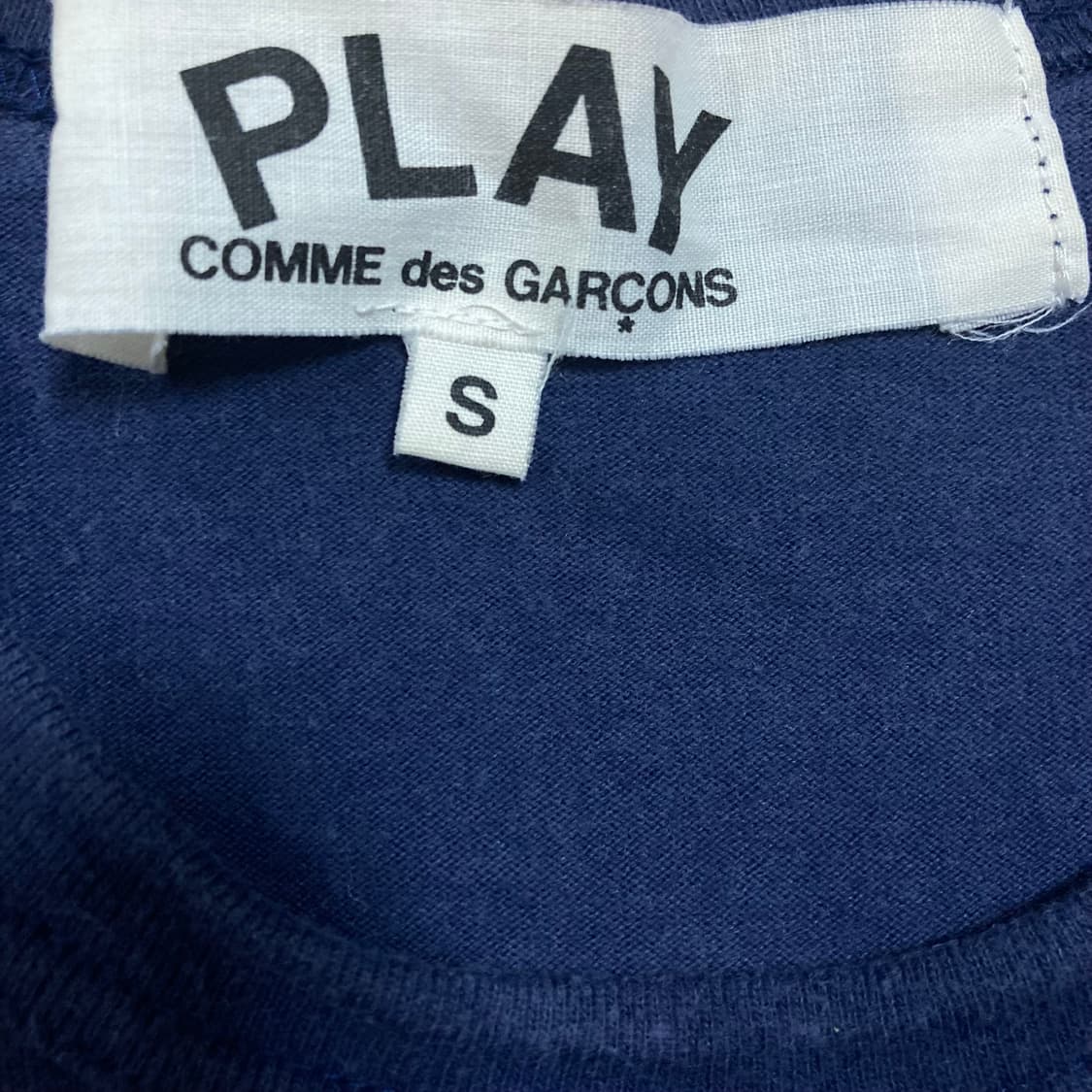 꼼데가르송 화이트 하트 빅로고 네이비 반팔티 상품이미지3