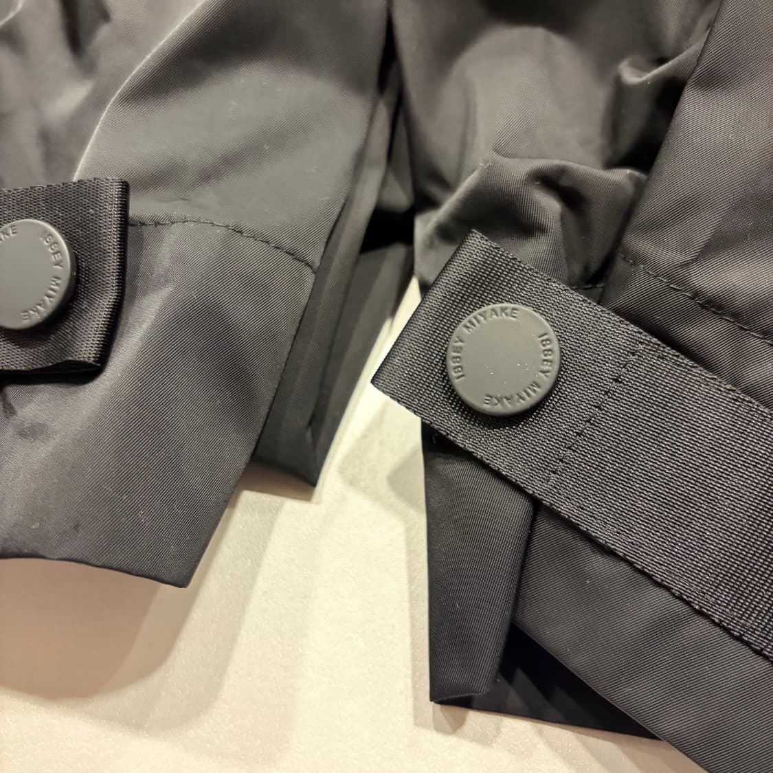 [100] 21ss 이세이미야케 지퍼 나일론 트랙 팬츠 블랙 D698 상품이미지7