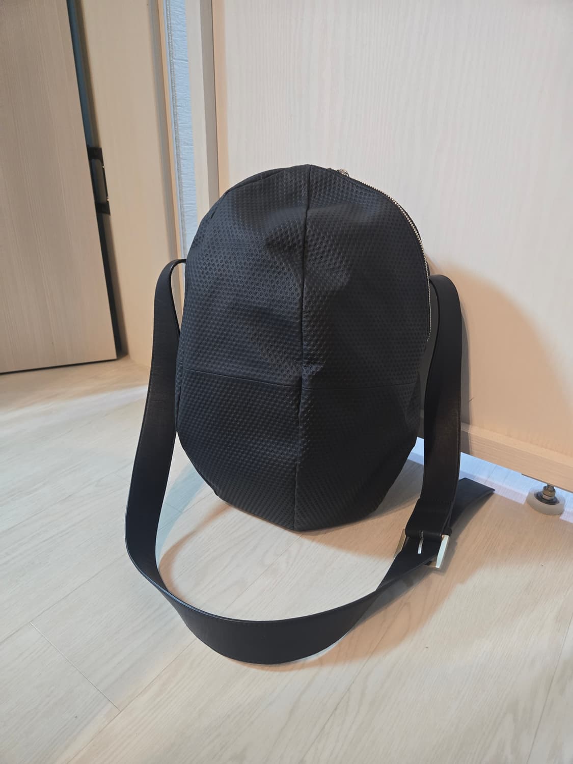 Kawakawa 엠보가죽 서클 크로스백 상품이미지1