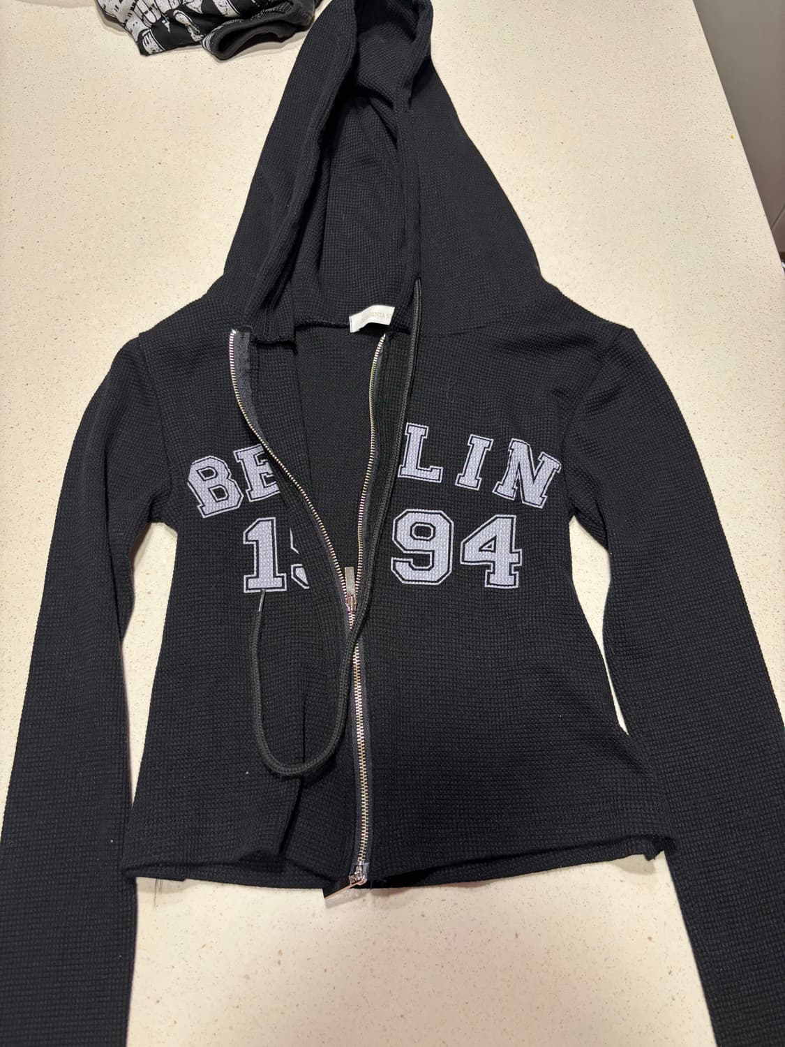 Brandy Melville Berlin 크롭 후드집업 상품이미지2