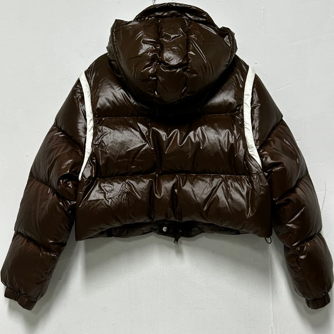 널디 디태처블 투웨이 슬리브 글로시 다운 자켓 브라운 상품이미지3