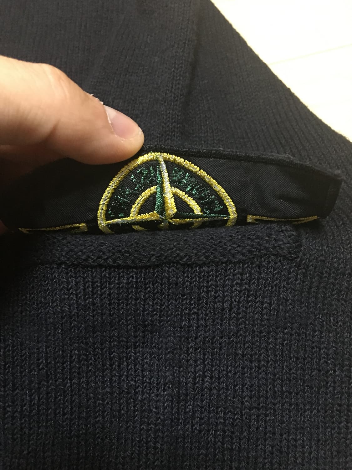 [M] 백화점판 스톤아일랜드 22ss V넥 블랙 가디건  상품이미지5