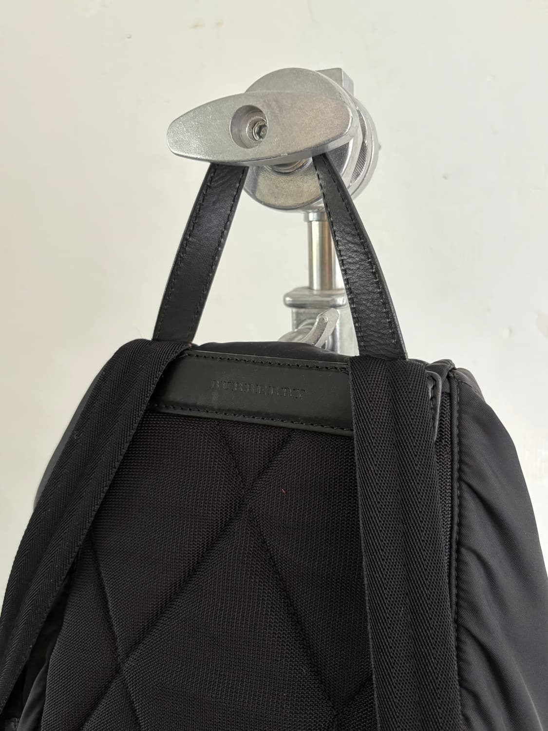 Burberry 버버리 블랙 컬러 미디엄 나일론 백팩 상품이미지3